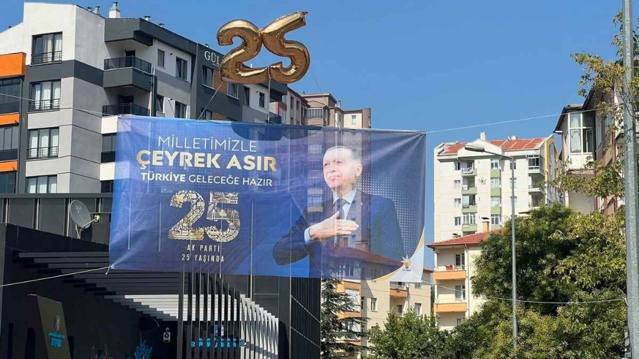 AK Parti’nin 25. yılında Talas farkı! Cadde ve sokaklar donatıldı