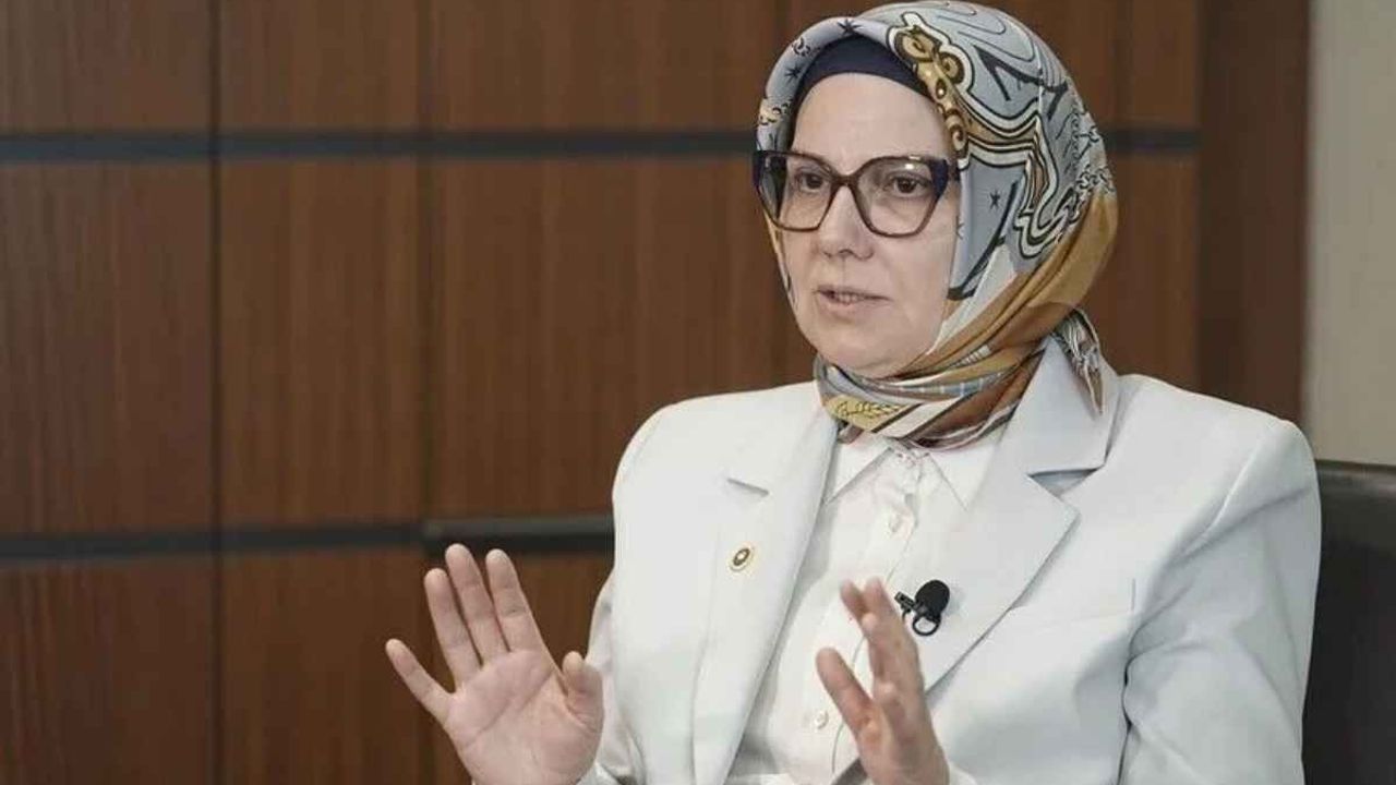 AK Partili Ayşe Böhürler: Haklarımızı başörtülerimize sararak sokaklara çıktık!
