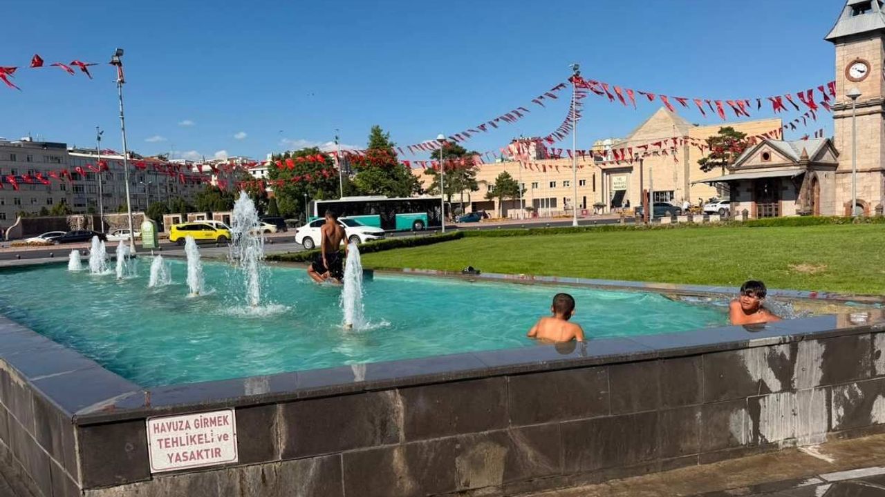 Cumhuriyet Meydanı'nda dikkat çeken görüntü: "Yasak" uyarısını takmadılar