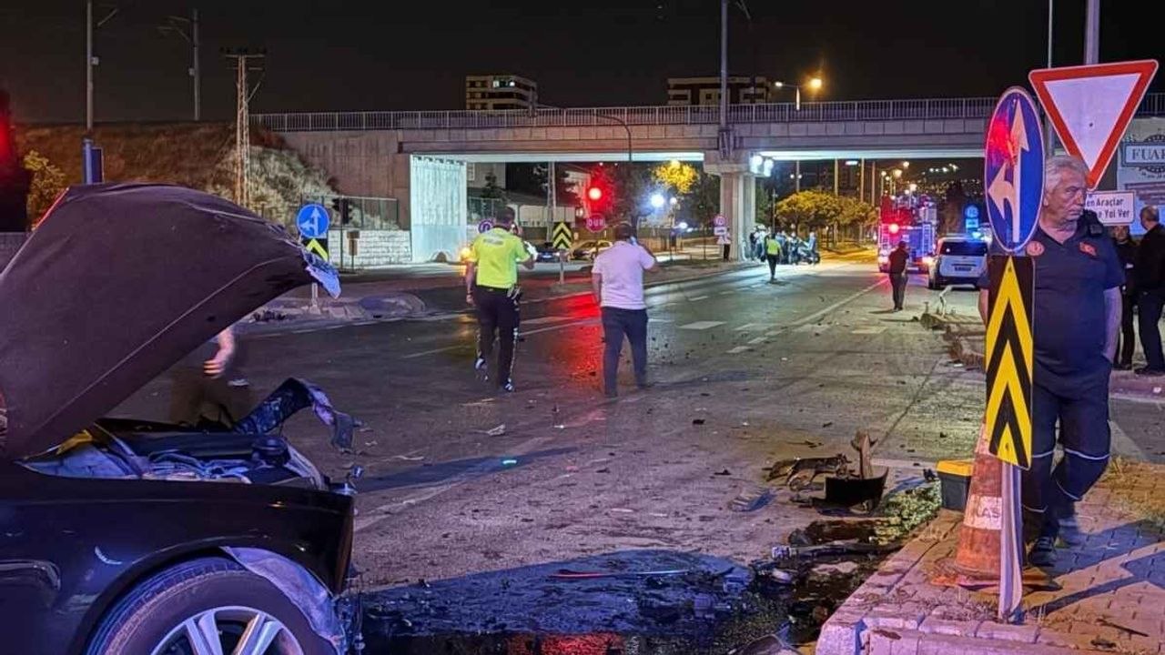 Kayseri'de iki otomobilin çarpıştığı kazada 200 metre sürüklenen araç kaldırıma çarparak durdu! 1 yaralı