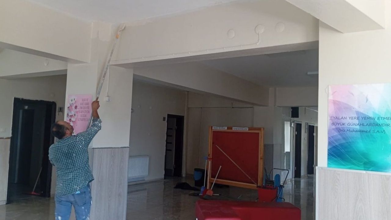 Kayseri'de okullar yeni döneme hazırlanıyor, bakım çalışması yapılıyor