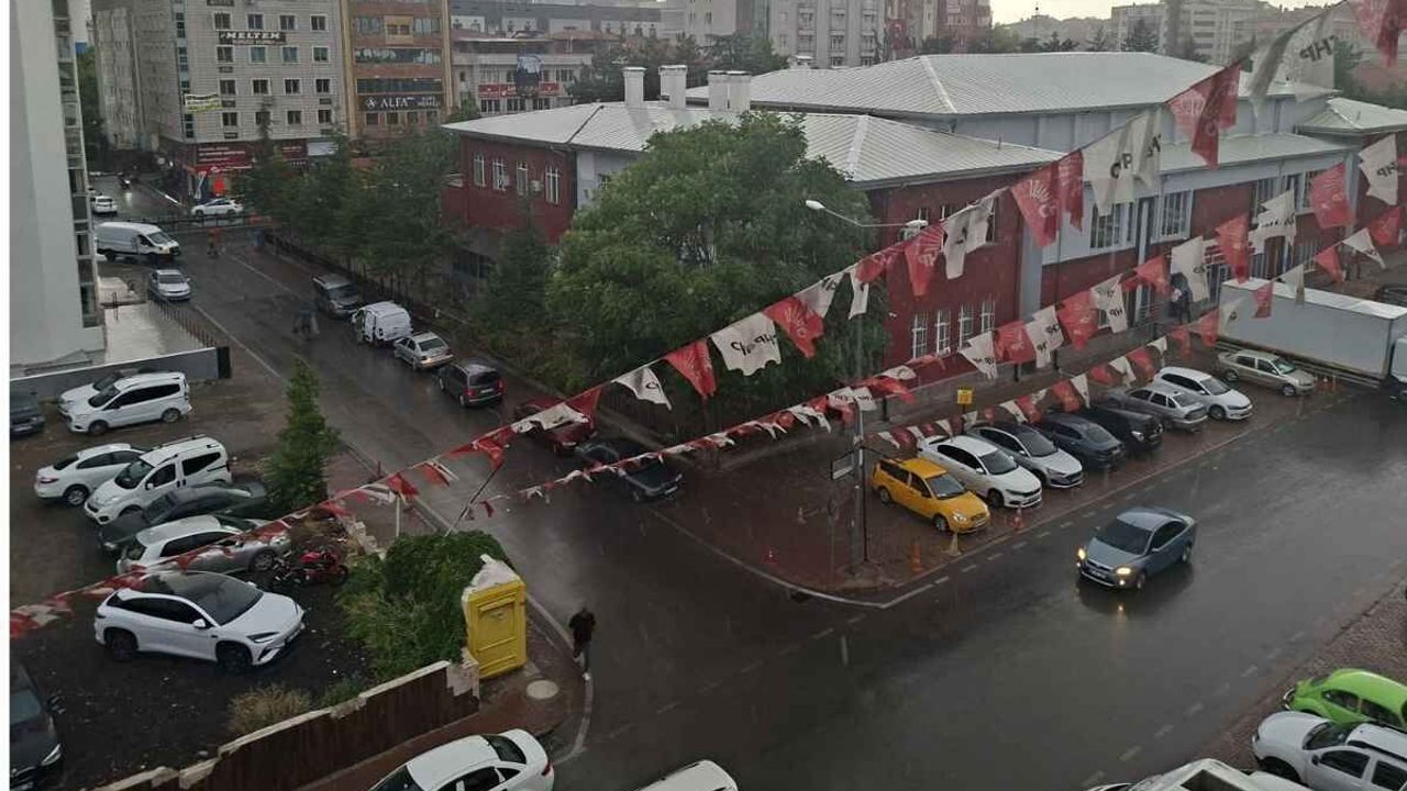 Kayseri’de yolları sel götürdü: Kuvvetli sağanak hayatı olumsuz etkiledi