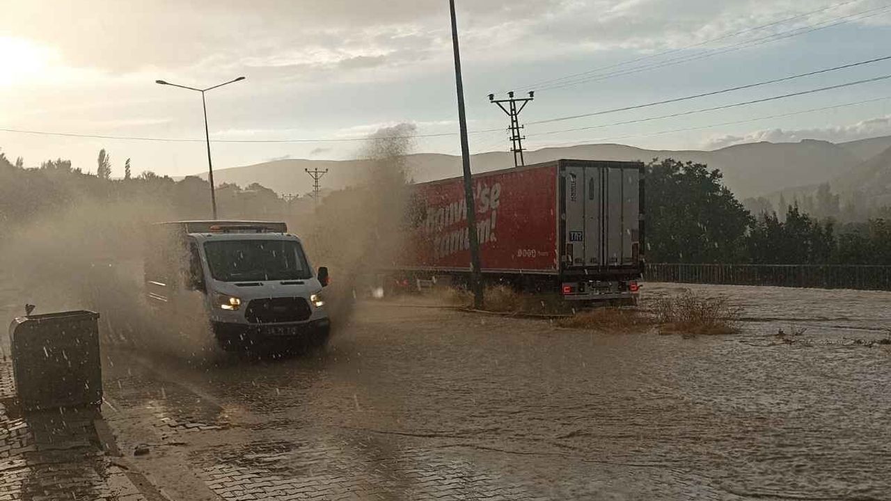Malatya-Kayseri yolunda sağanak engeli! Sürücüler zor anlar yaşadı