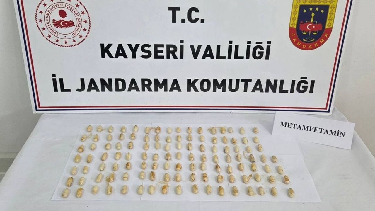 Develi’de uyuşturucu kuryesinin midesinden 116 kapsül halinde 604 gram metamfetamin çıktı
