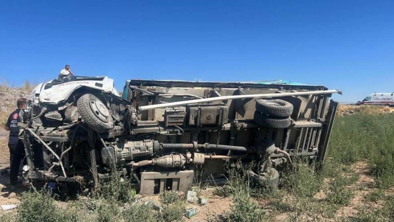 Tomarza’da traktörle çarpışan kamyonet devrildi: 1 yaralı