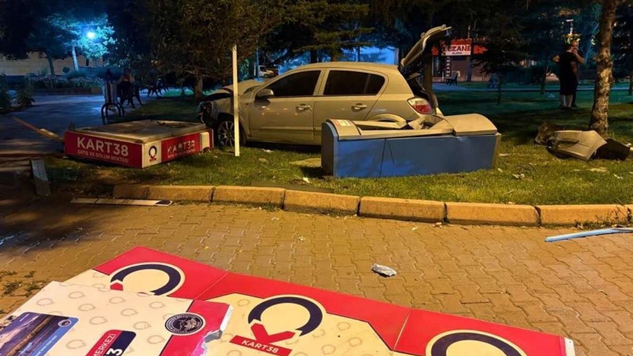 Kayseri’de otomobil kaldırıma daldı: Ortalık savaş alanına döndü