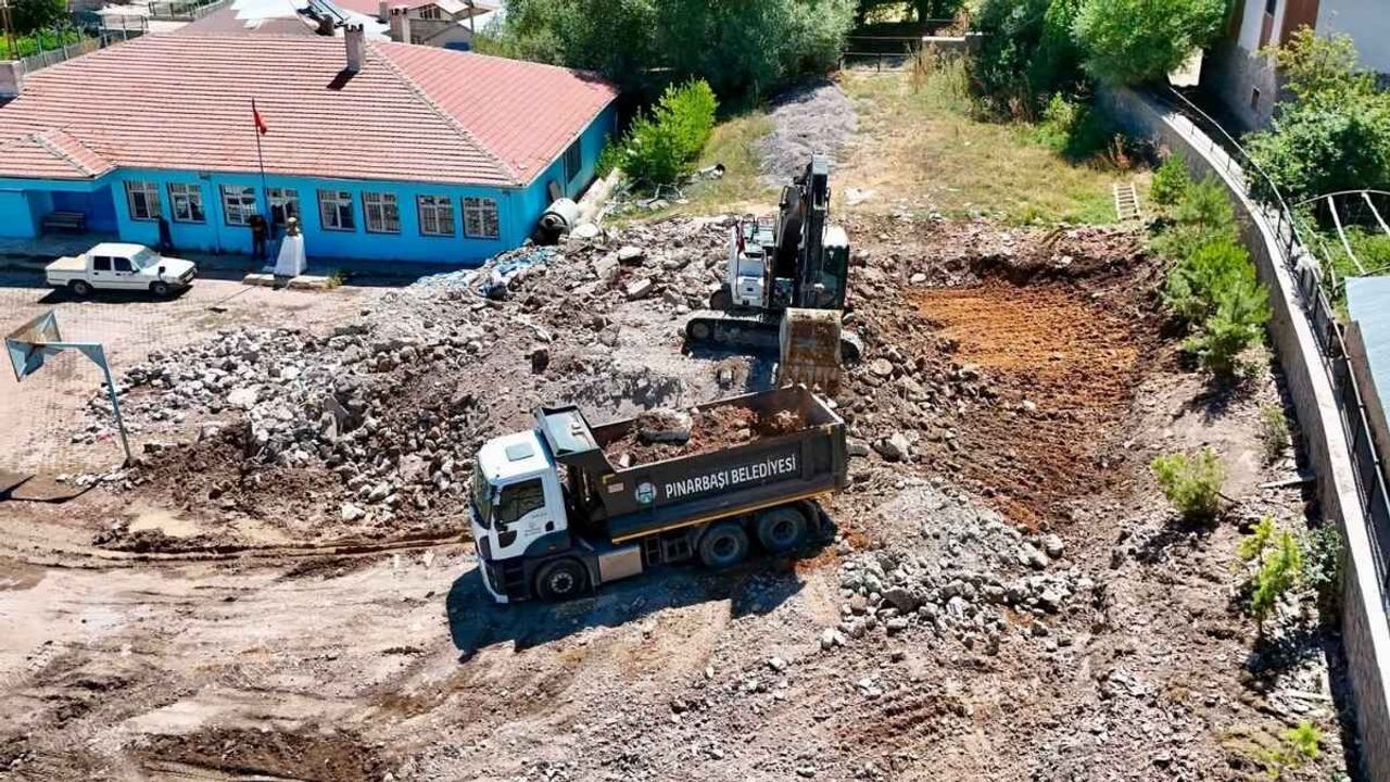 Kayseri’de depremde hasar alan okulun yerine yenisi yapılacak: Yıkım başladı!