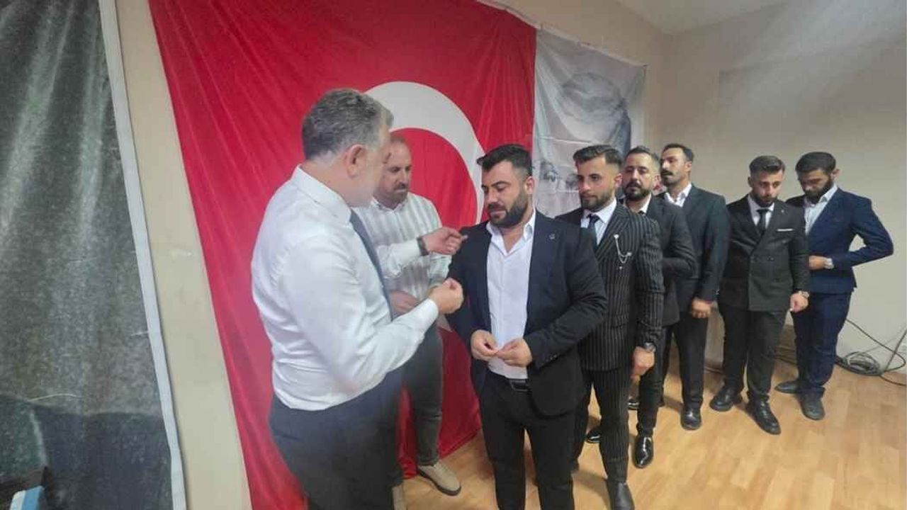 İYİ Parti’ye katılanlara rozet takan Sedat Kılınç: Makam peşinden giden iki kişi eksildik sanmış olabilir!
