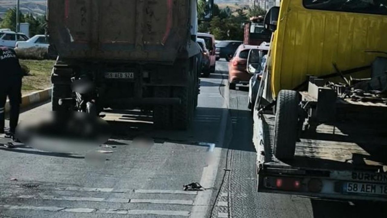 Sivas'ta kamyona arkadan çarpan motosiklet sürücüsü hayatını kaybetti