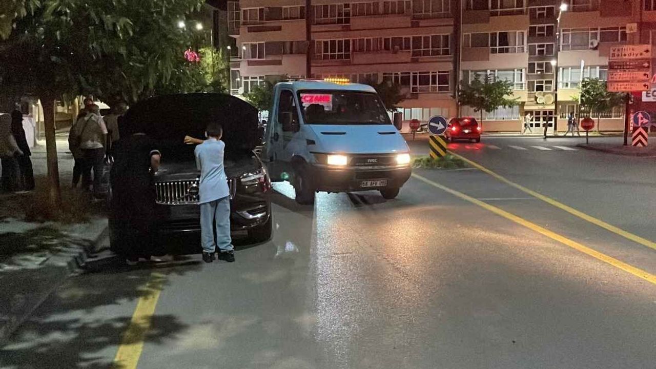 Sivas’ta iki araç çarpıştı: 3’ü çocuk 4 kişi yaralandı
