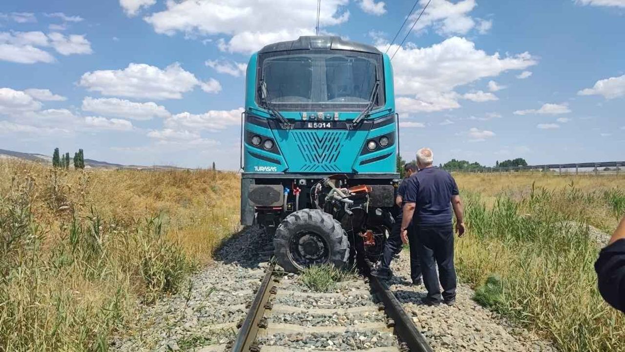 Sivas’ta yük treni ile traktör çarpıştı: Sürücü yaralandı