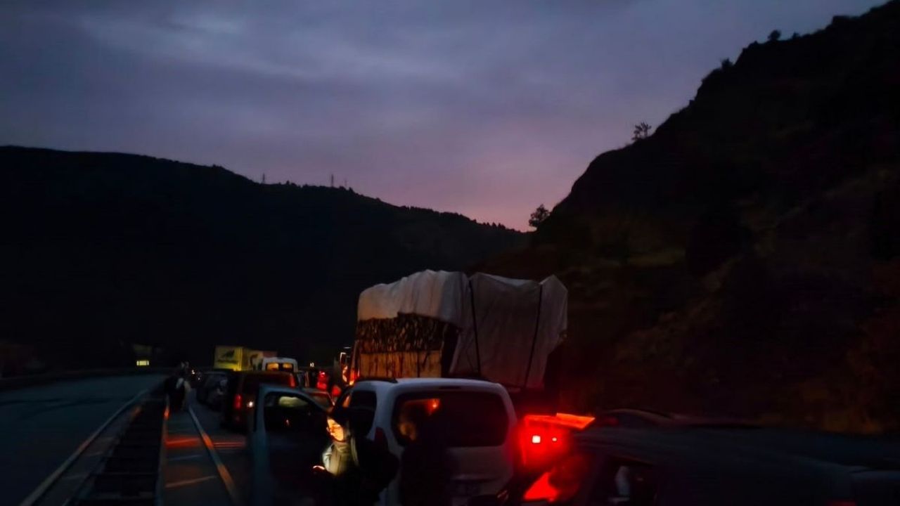 Sivas'ta taş düştü, yol kapandı: 10 kilometre kuyruk oluştu