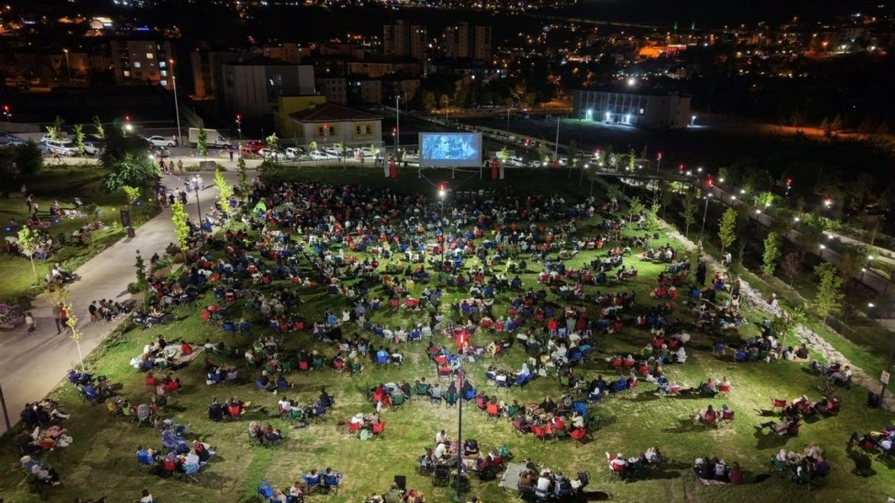 Talas'ta duygu dolu gece! Açık hava sinemasında 'Ayla' büyük ilgi gördü!