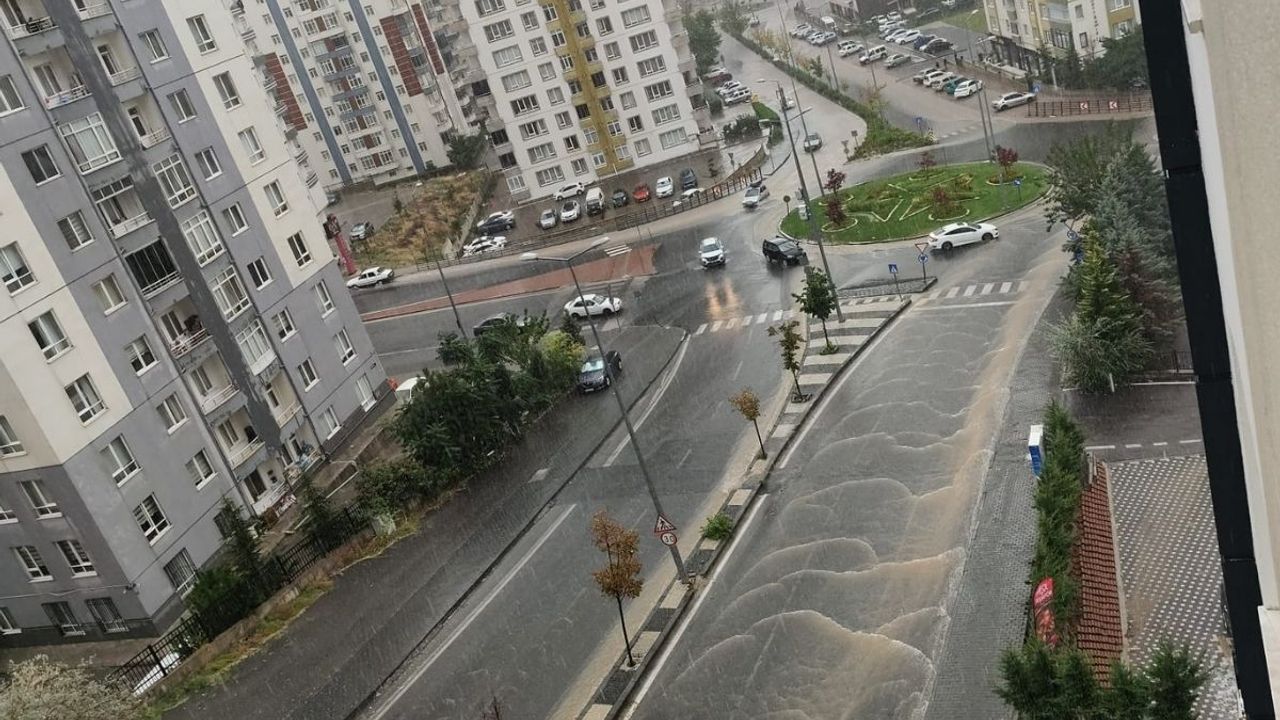 Kayseri’yi sağanak vurdu! Talas’ta yollar göle döndü