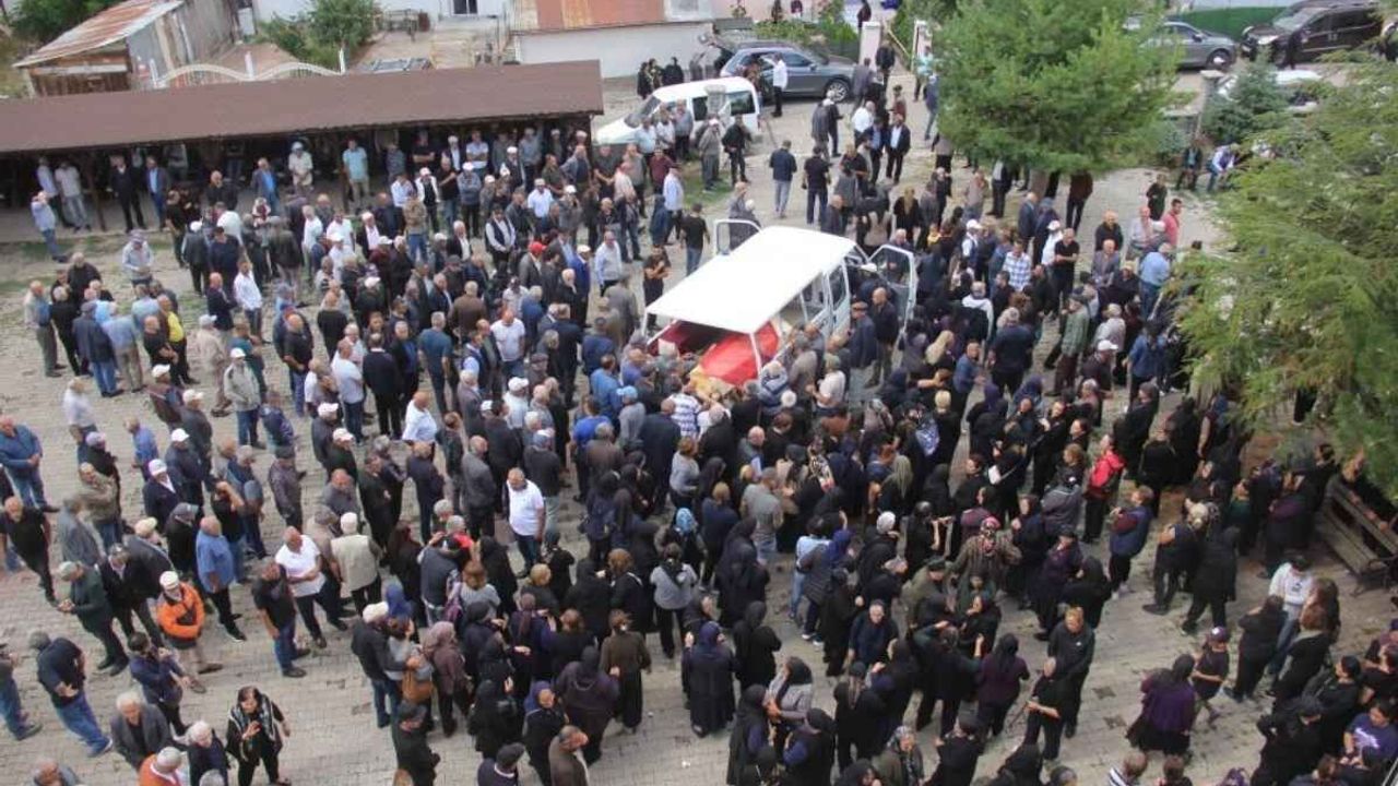 İzmir’de trafik kazasında hayatını kaybeden Aygün Çifti Sivas’ta son yolculuğuna uğurlandı