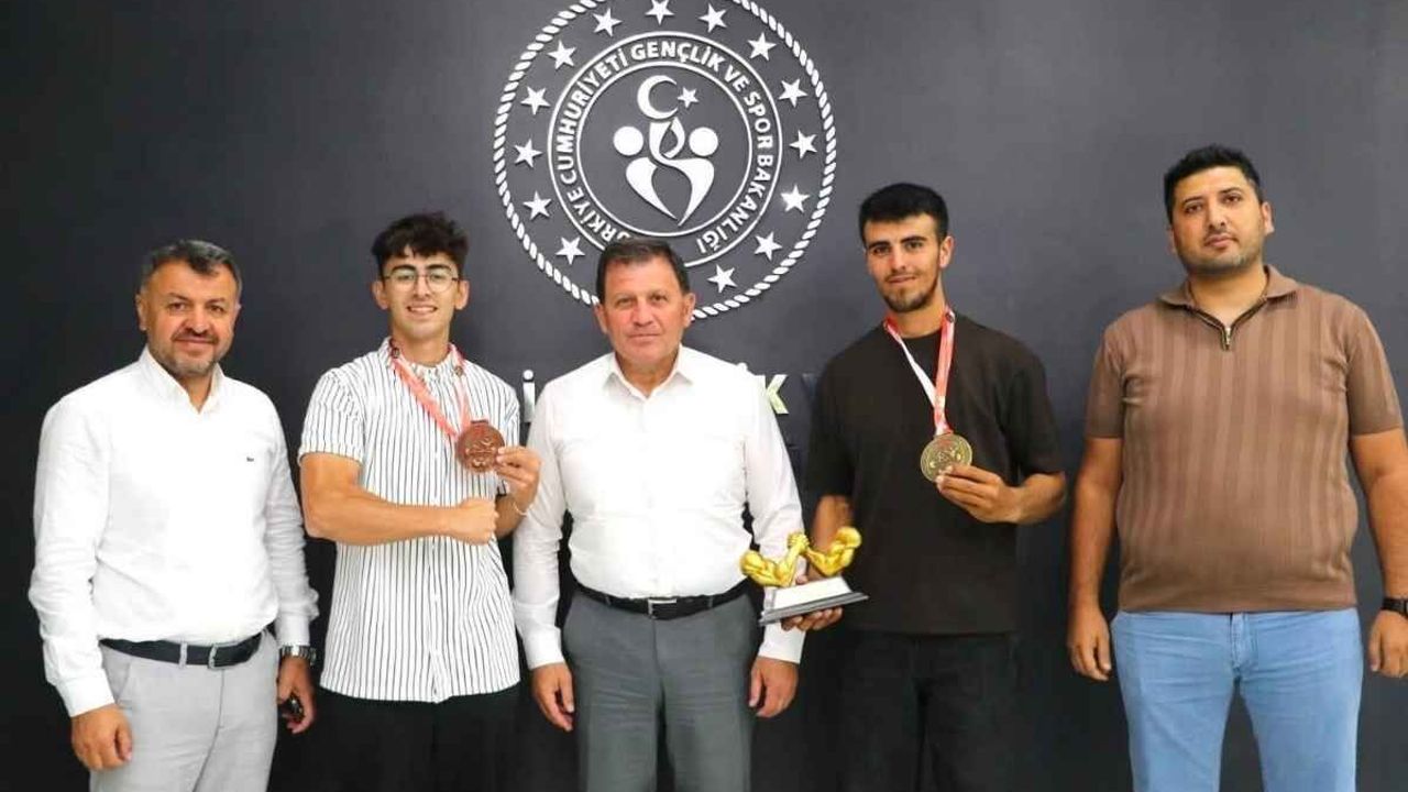 Kayserili sporcular bilek güreşinde zirvede: Halil İbrahim Noğay şampiyon Arda Çetin üçüncü oldu