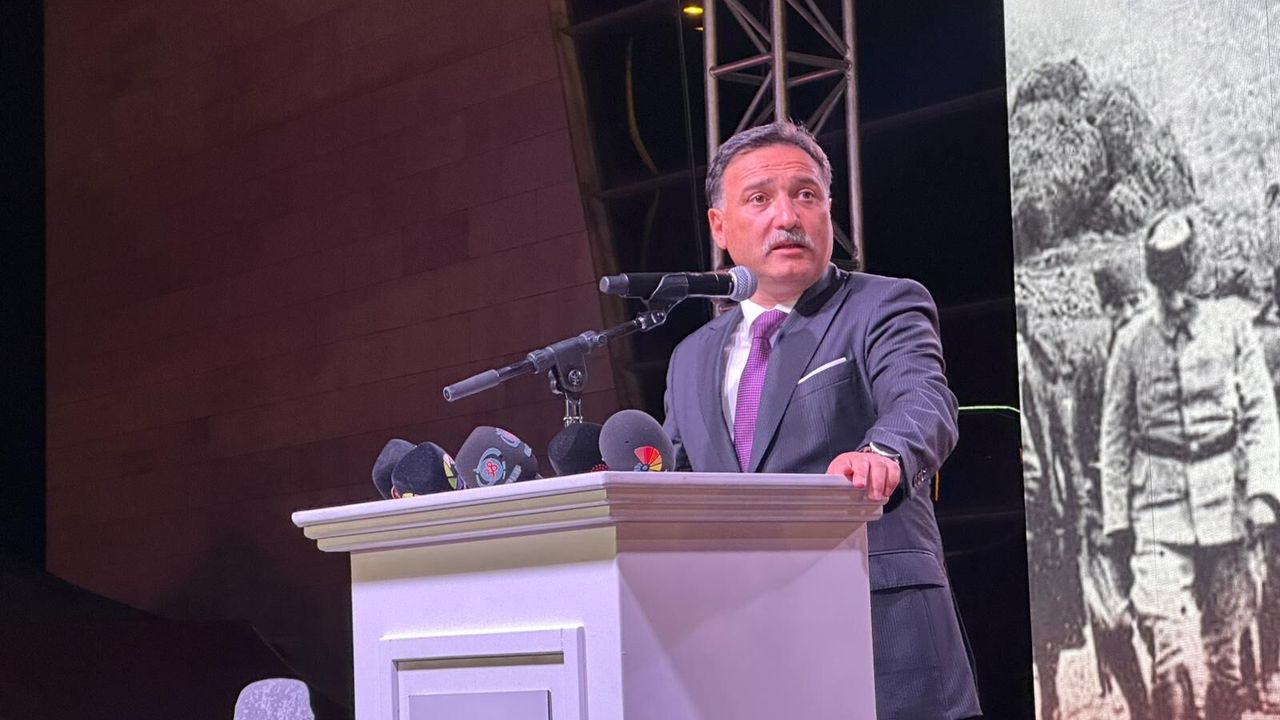 Takdir toplayan hareket: Vali Çiçek konuşmasını ezan için erteledi!
