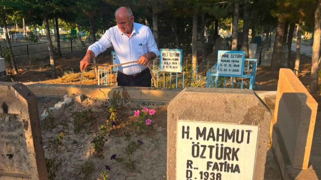 Kayseri’de örnek çalışma: Başkan Öztürk kabristanda temizlik yaptı!
