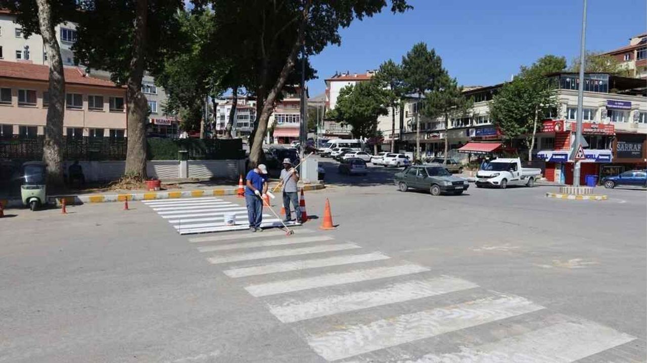 Yahyalı’da yaya geçitleri yenileniyor: Çizgiler yeniden boyandı