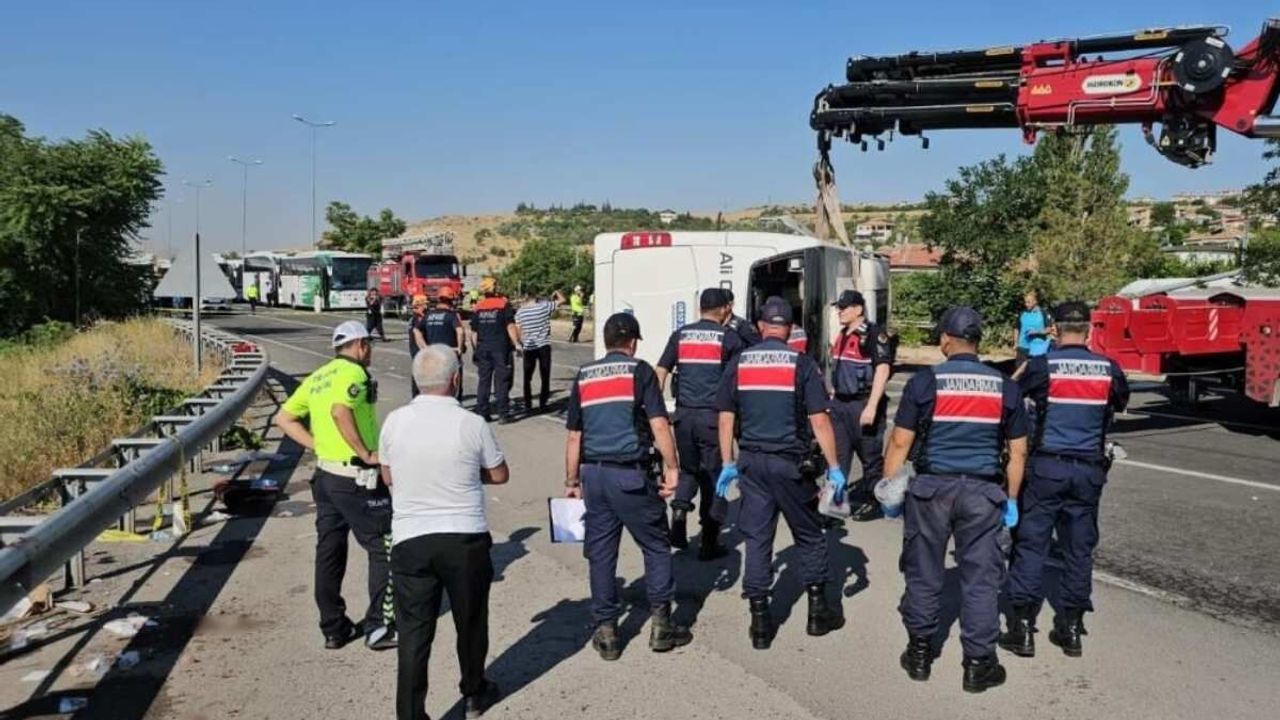 Kayseri'de yolcu otobüsü devrildi: 1 ölü 20 yaralı