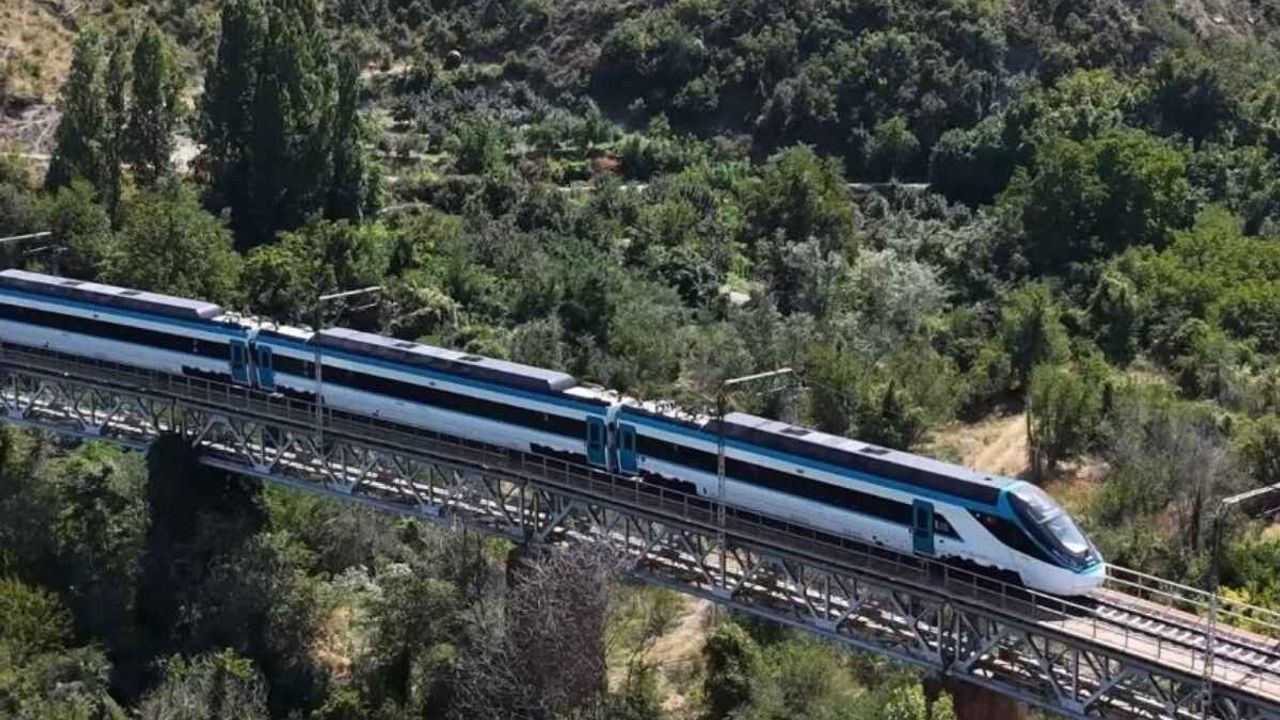 Bakan Uraloğlu müjdeyi verdi: İkinci Milli Hızlı Tren setinin üretimi başladı!