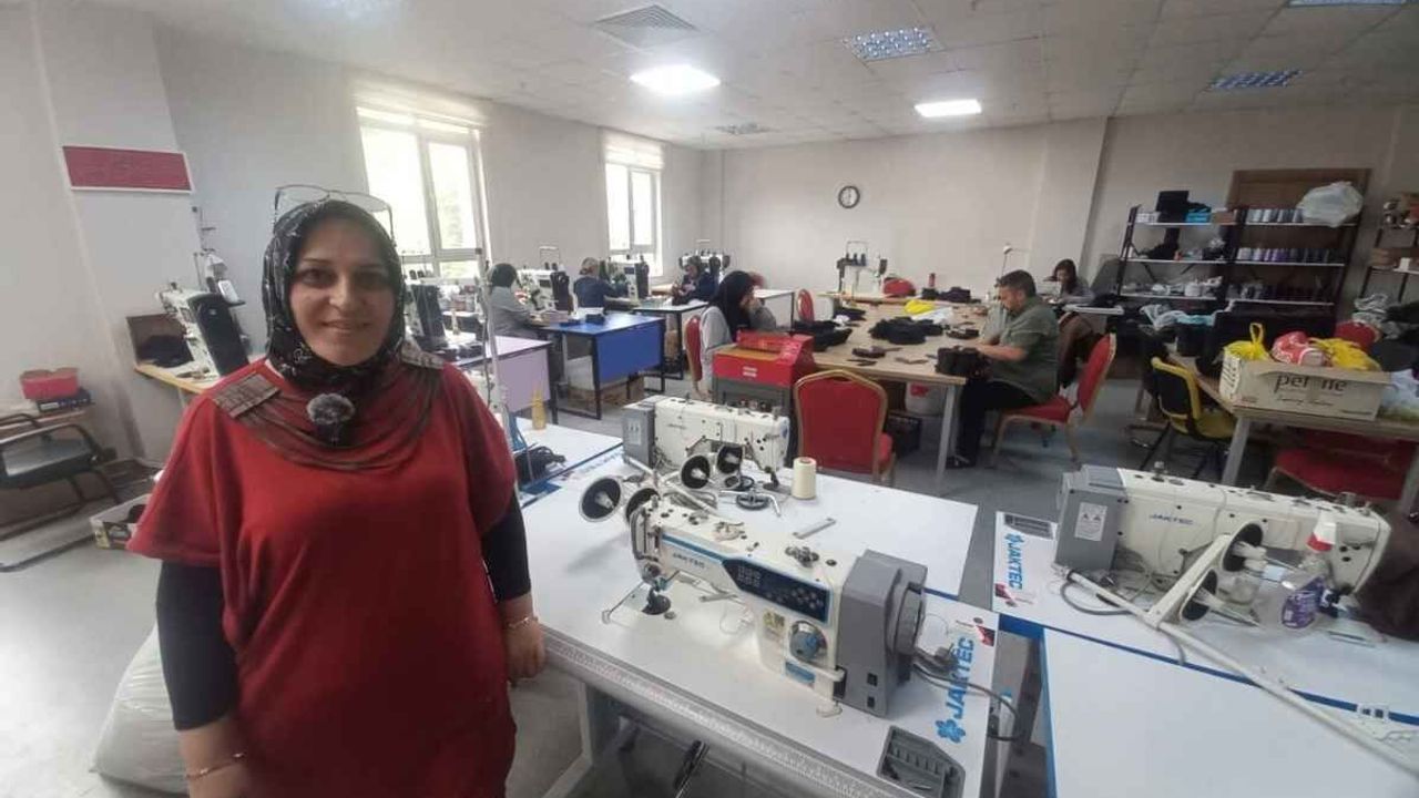 Bünyanlı kadınların el emeği ayakkabıya dönüştü! Aile ekonomilerine katkı sağlıyorlar