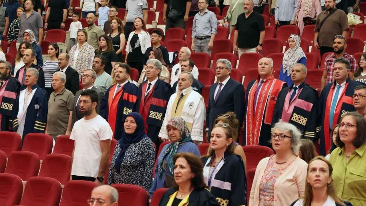 Erciyes Üniversitesi'nde mezuniyet coşkusu: 250 öğrenci cübbe giydi!