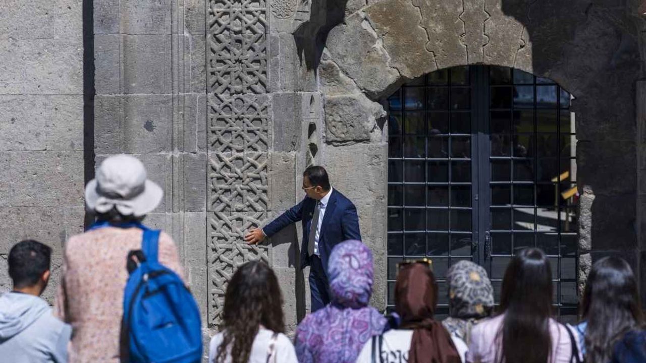 Genç doktor adaylarının ilk dersi Kayseri'de: 100 öğrenci Gevher Nesibe Şifahanesi'ni ziyaret etti!