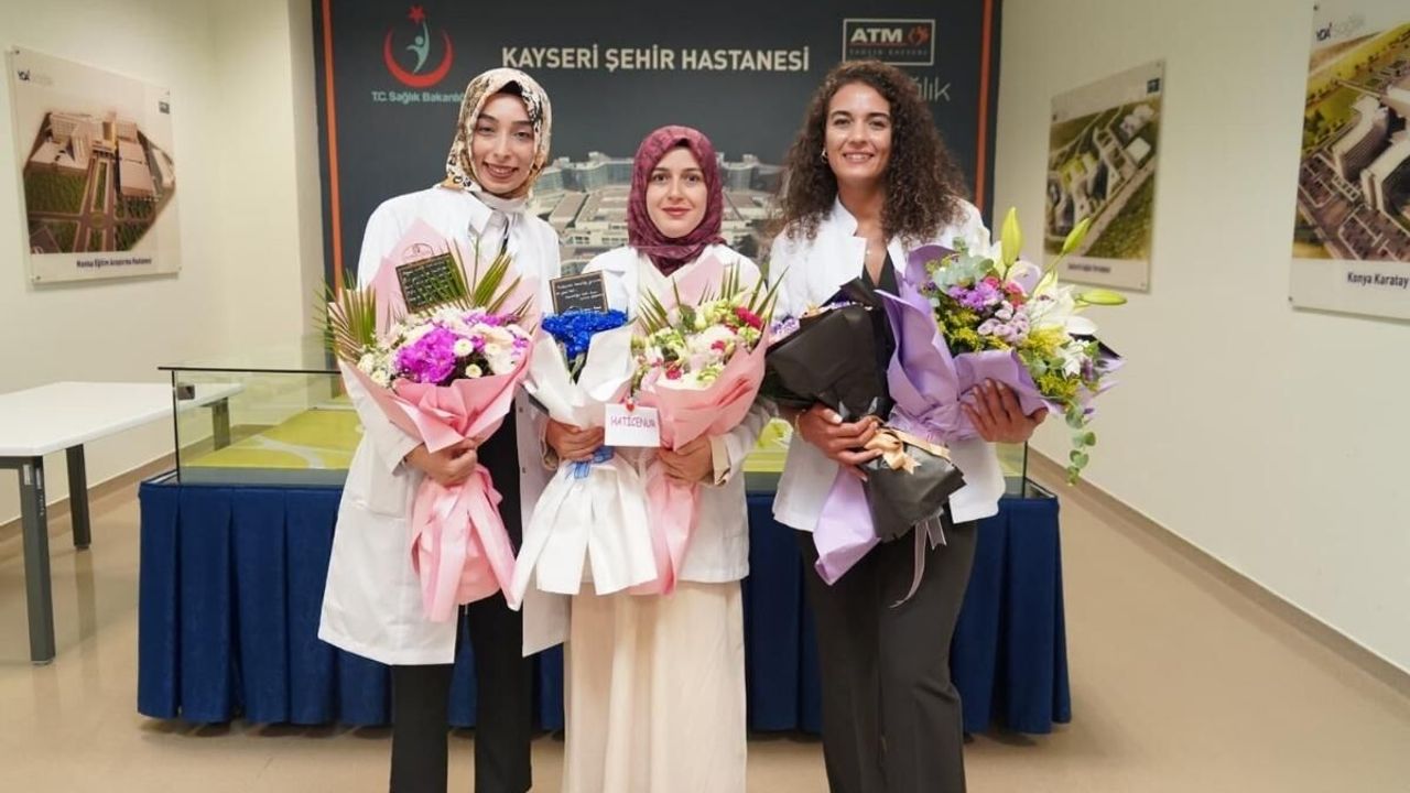Kayseri’nin gurur tablosu: 3 kadın hekim Acil Tıp Uzmanı oldu