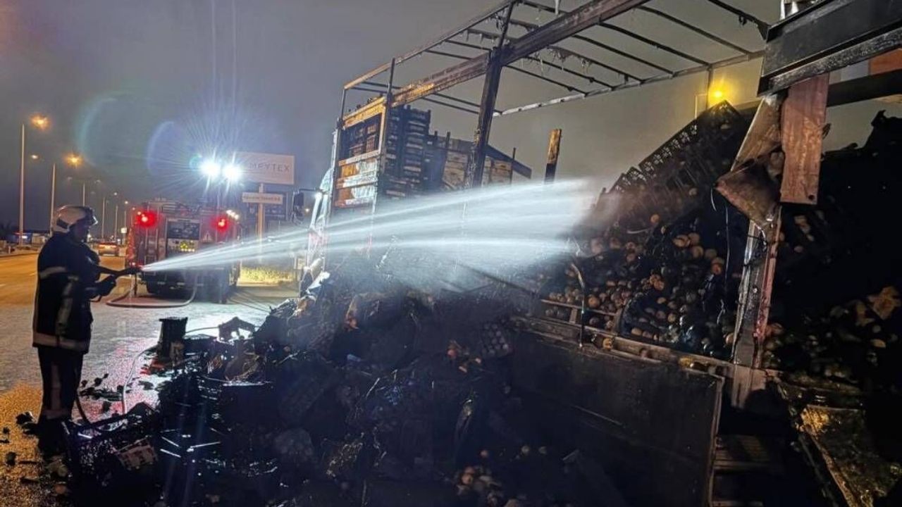 Kayseri’de sebze ve meyve yüklü kamyon alevlere teslim oldu
