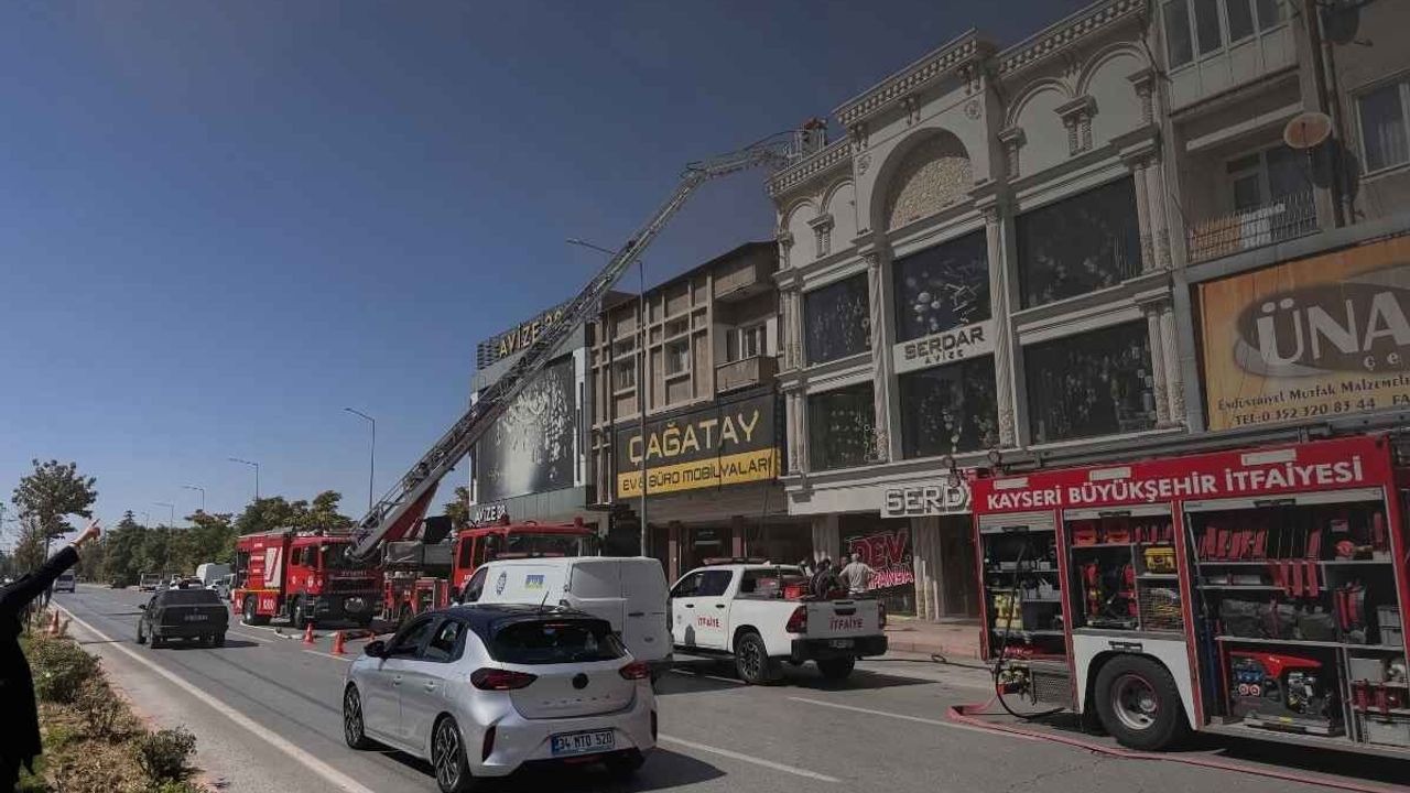 Kayseri'de avize imalathanesinin çatısı alev alev yandı!