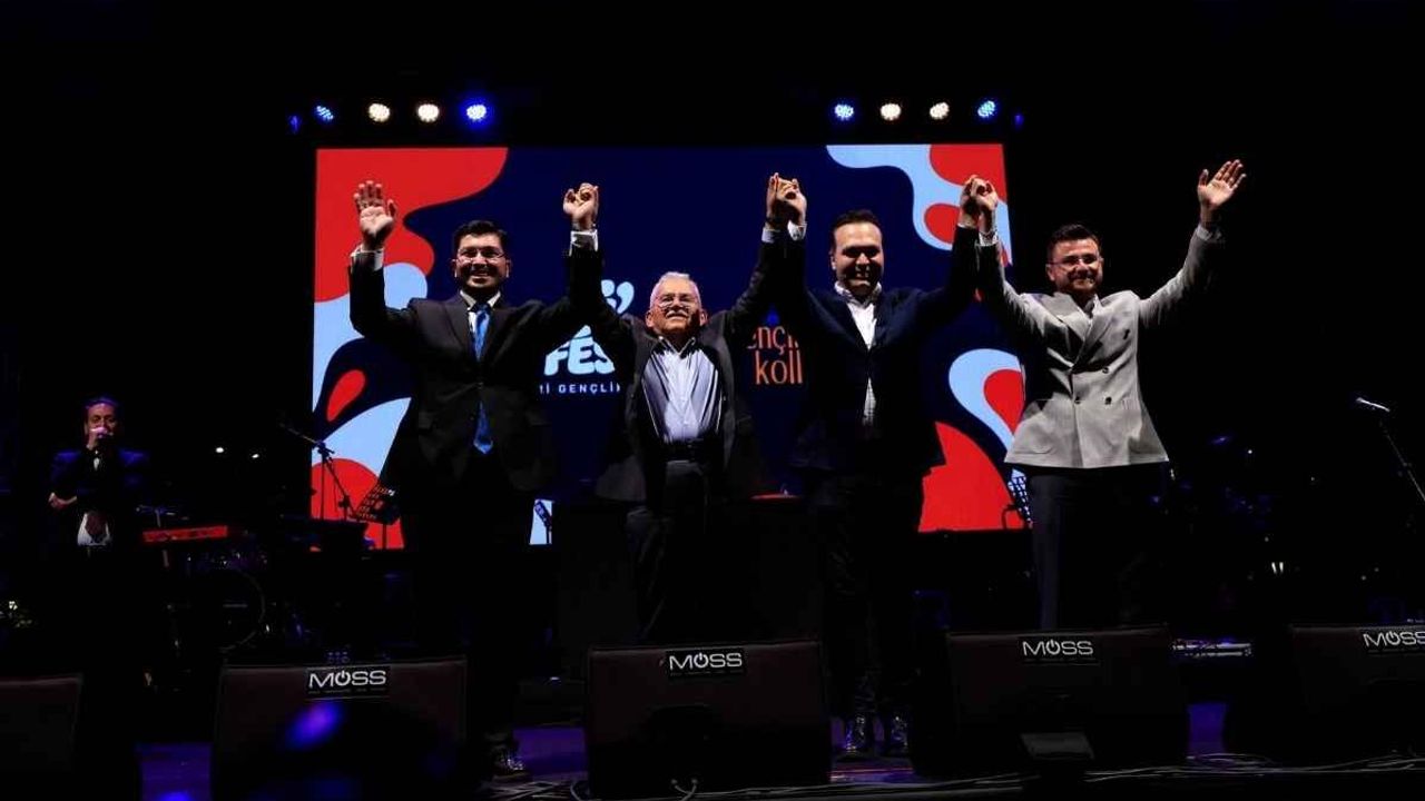 Kayseri’de gençlerle buluşan Büyükkılıç: Sizleri çok seviyoruz