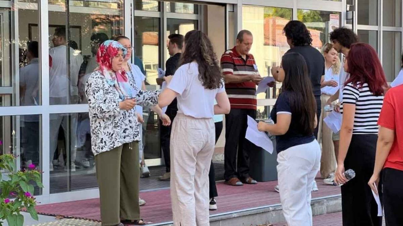 Kamuda çalışmak isteyen 1 milyon aday için sınav başladı!