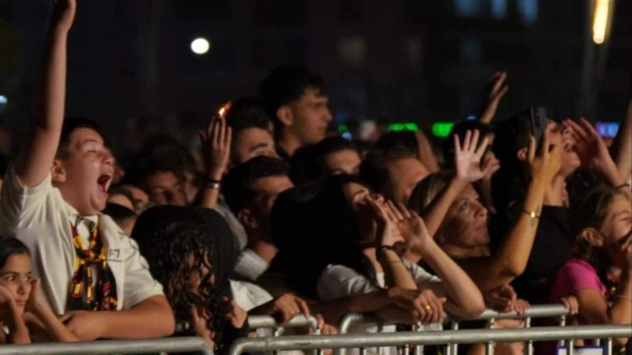 Ortalık bir anda karıştı! Yuhalama sesleri yükseldi, Ünlü şarkıcı sahneyi terk etti