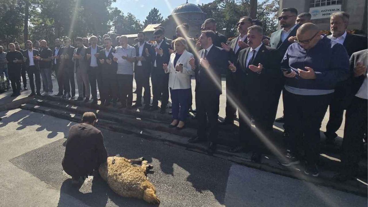 MHP Kayseri’de görev dağılımı sonrası ilk ziyaret! Kurban kesip dua ettiler