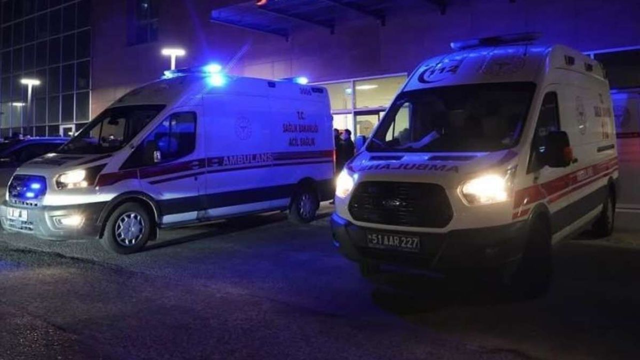 Niğde’de feci kaza! Tır ile hafif ticari araç kafa kafaya çarpıştı: 2 ölü