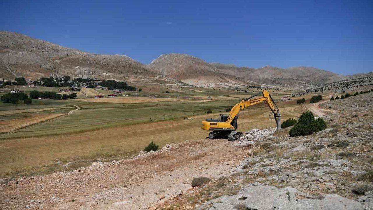 Kayseri Büyükşehir’den kırsala yol yatırımı: Çavdar- Kırkgeçit arasında çalışmalar başladı!