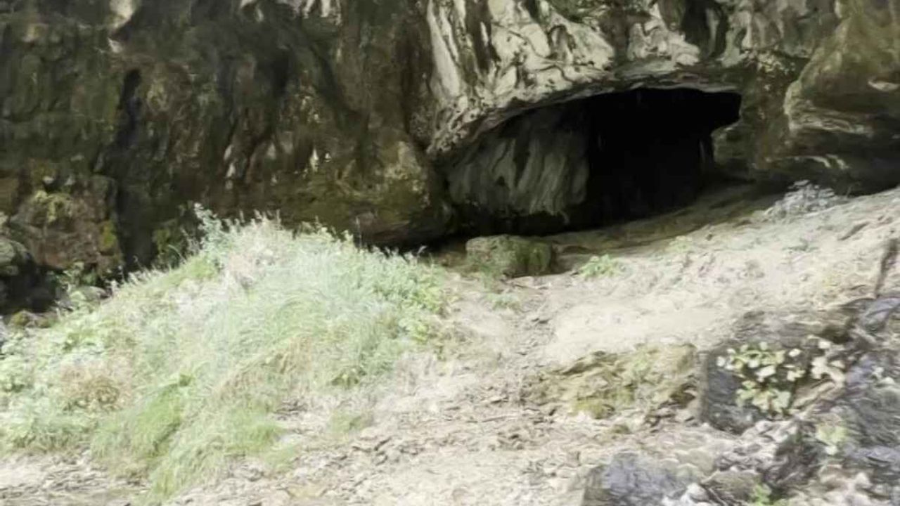 Sivas’ta bu mağarayı görenler şaşkına dönüyor! İçinden su akıyor