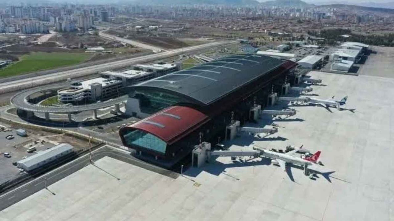 Rusya’dan havalanan yolcu uçağı motor arızası nedeniyle Kayseri’ye acil iniş yaptı!