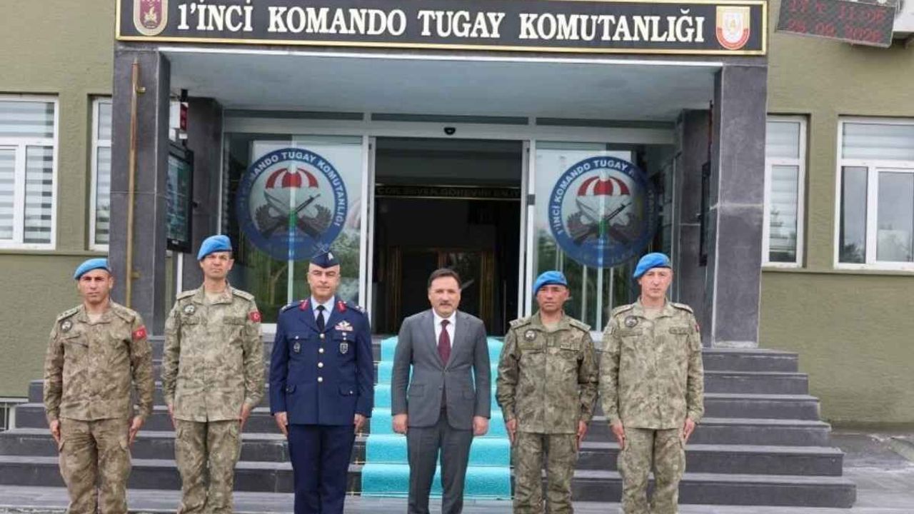 Vali Çiçek yeni komutanlarla bir araya geldi