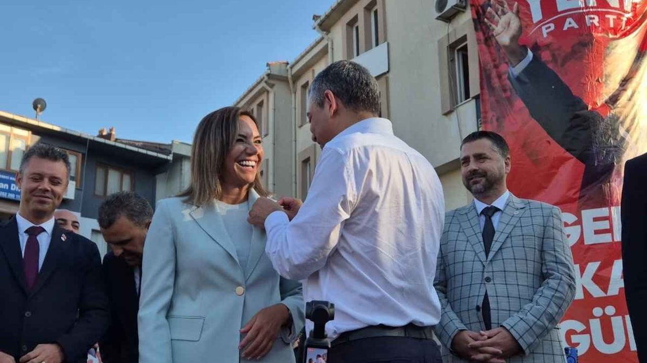 Yeni Parti'de rozetler takıldı! Özgür Özel belediye başkanları ile buluştu