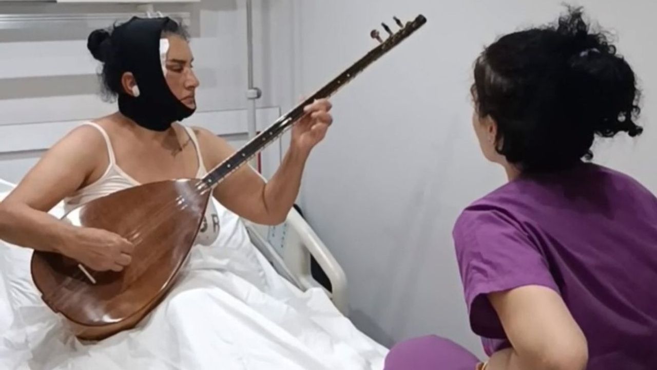 Yüzünü gerdirdi, kafasında bandajlarla hastane odasında saz çaldı!