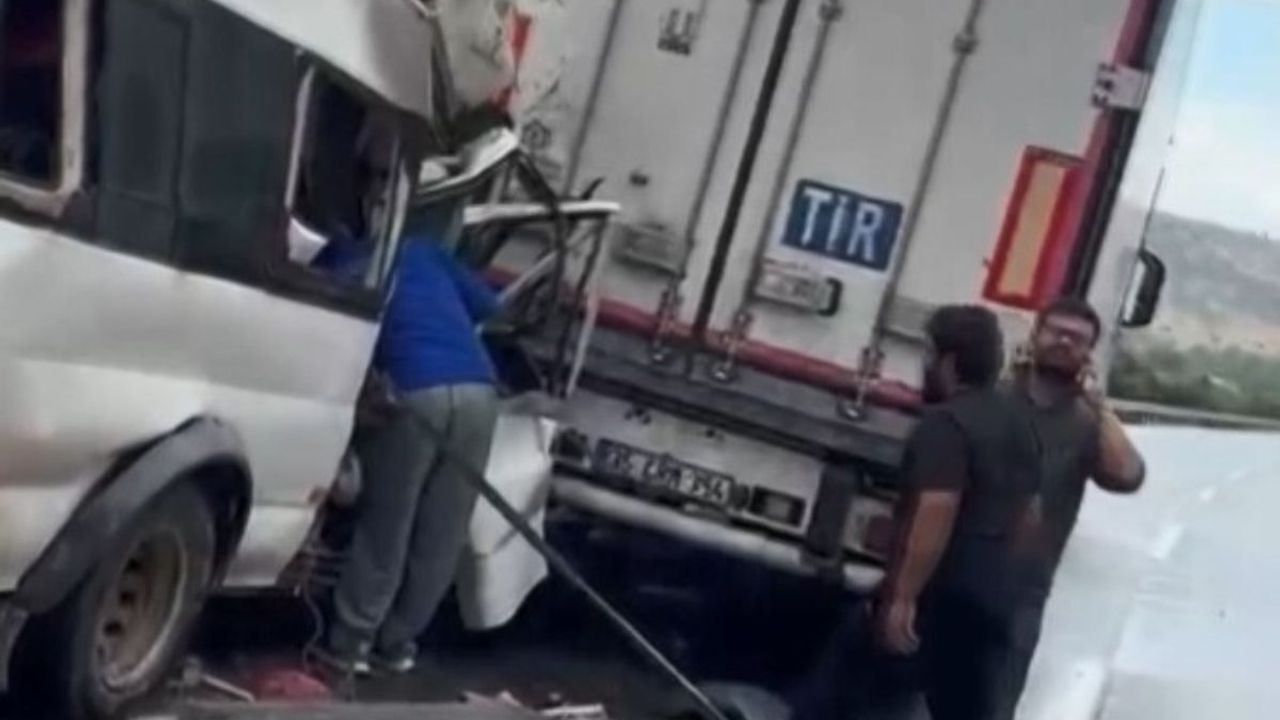 TAG Otoyolunda tarım işçilerini taşıyan minibüs 2 tırla çarpıştı: 11 yaralı