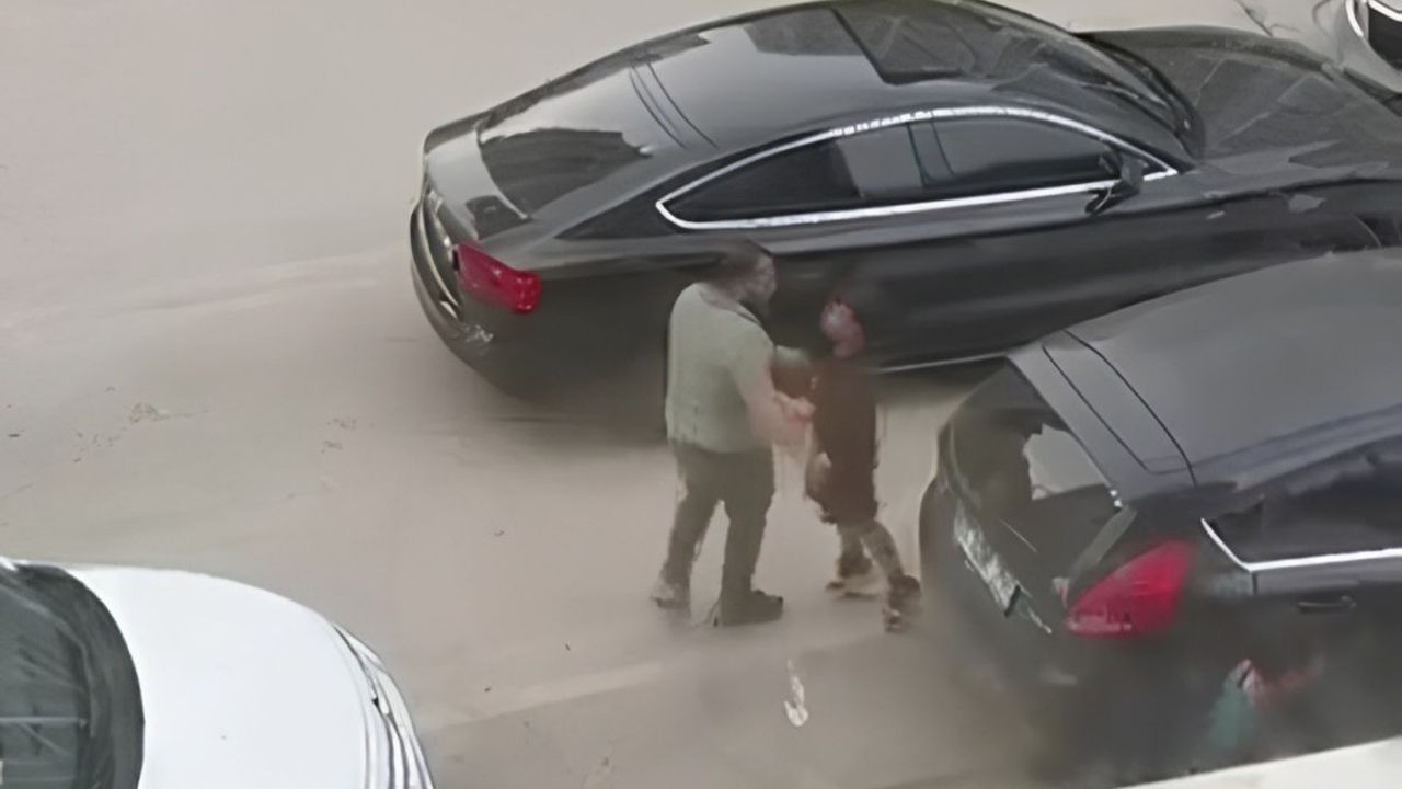 Adana'da sokak ortasında kadını dövdü! Çocuğu annesini korumak için müdahale etti