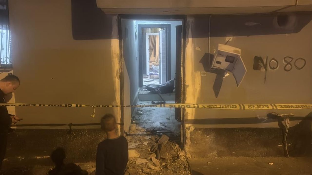 Adana'da 2 çocuğun bulunduğu eve patlayıcı attılar! Kapı ve camlar parçalandı