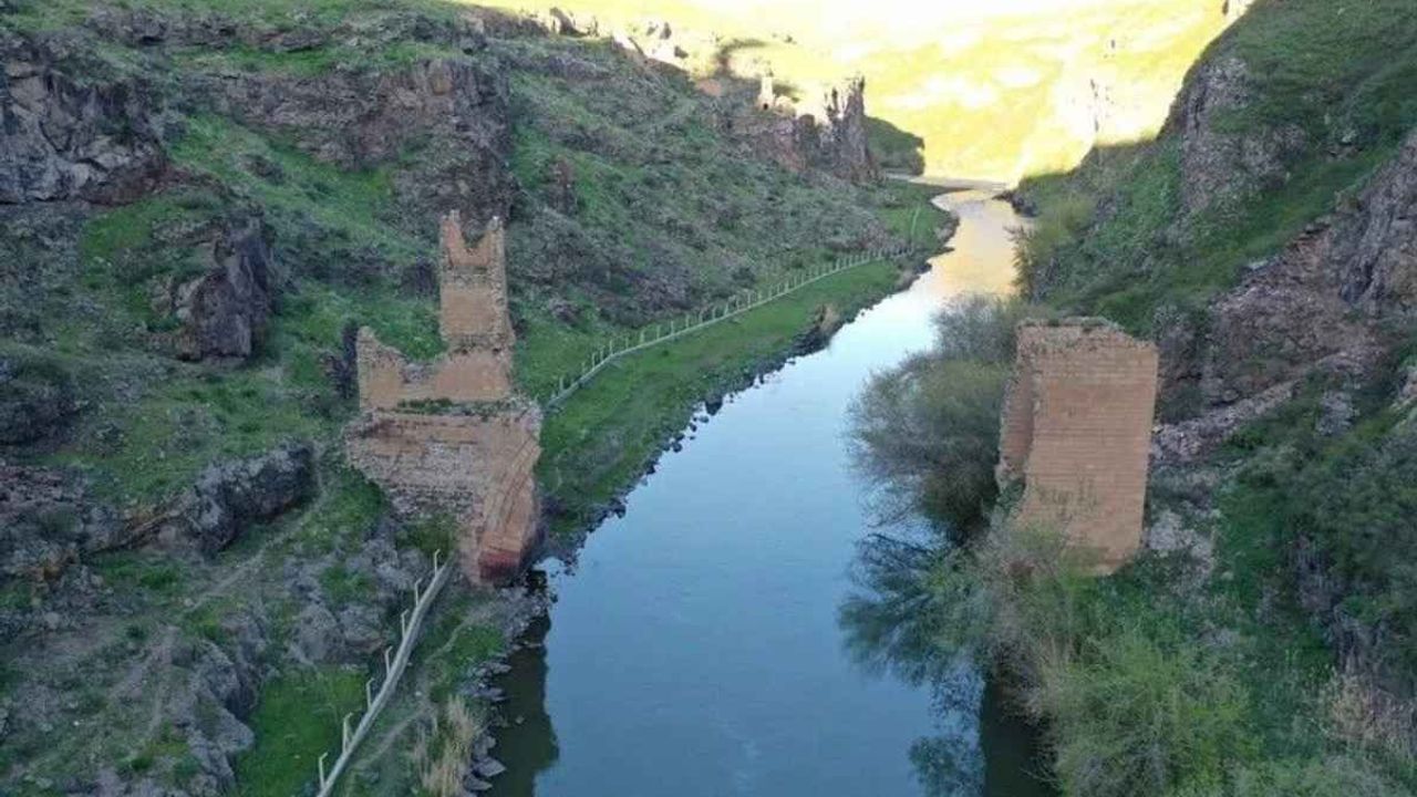Türkiye ile Ermenistan sınırındaki tarihi Ani Köprüsü yeniden inşa edilecek!