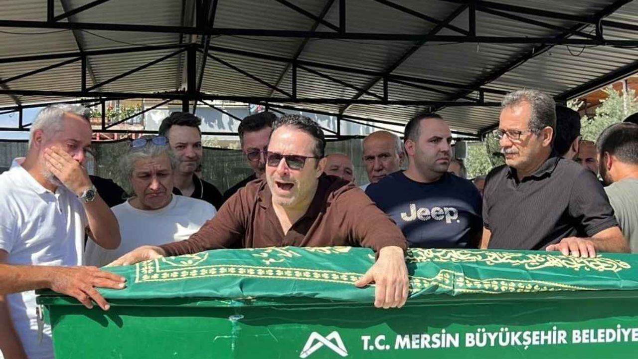 Atilla Taş kızının tabutuna sarıldı! Gözyaşları içinde son yolculuğuna uğurladı