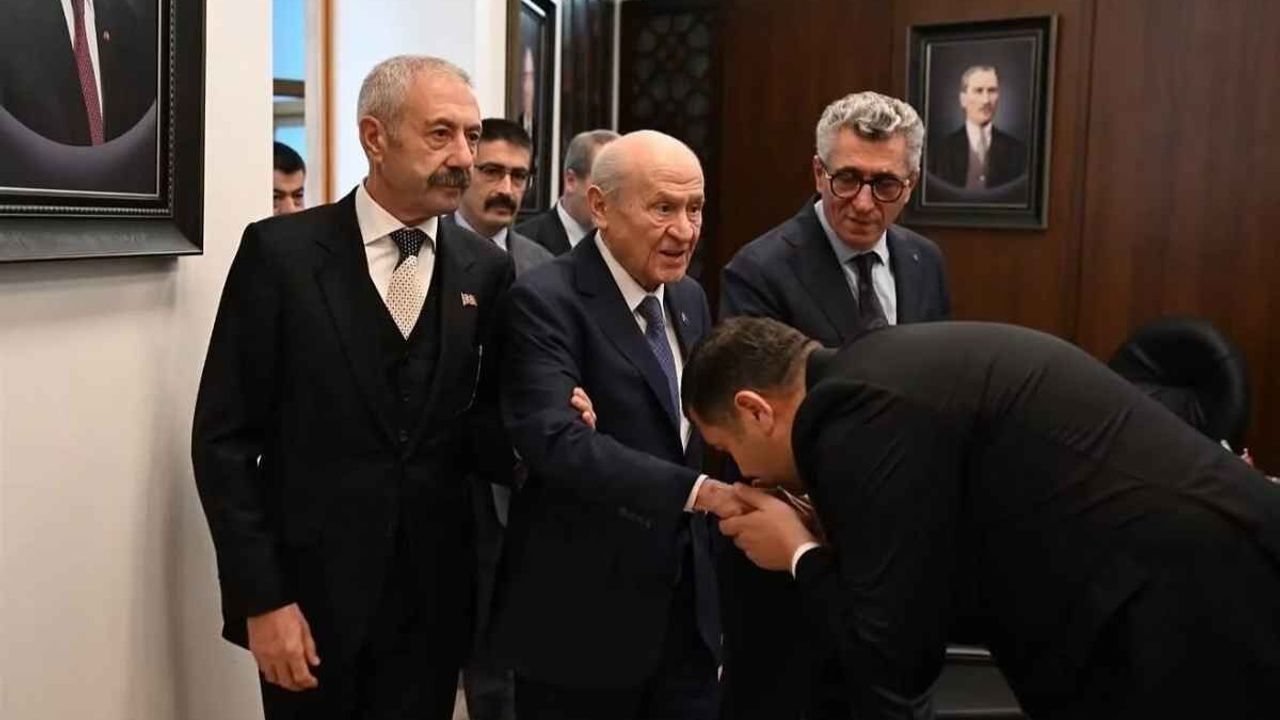Baki Ersoy'dan Sarallar ve Şahinler buluşmasına ilişkin yeni kare! Bahçeli ile o anını paylaştı