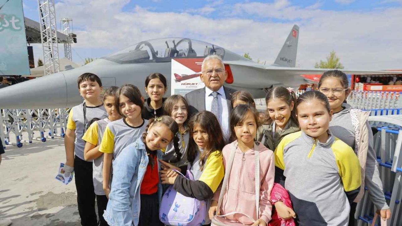 Kayseri’de festival heyecanı başladı: Türk Yıldızları’ndan nefes kesen gösteri!