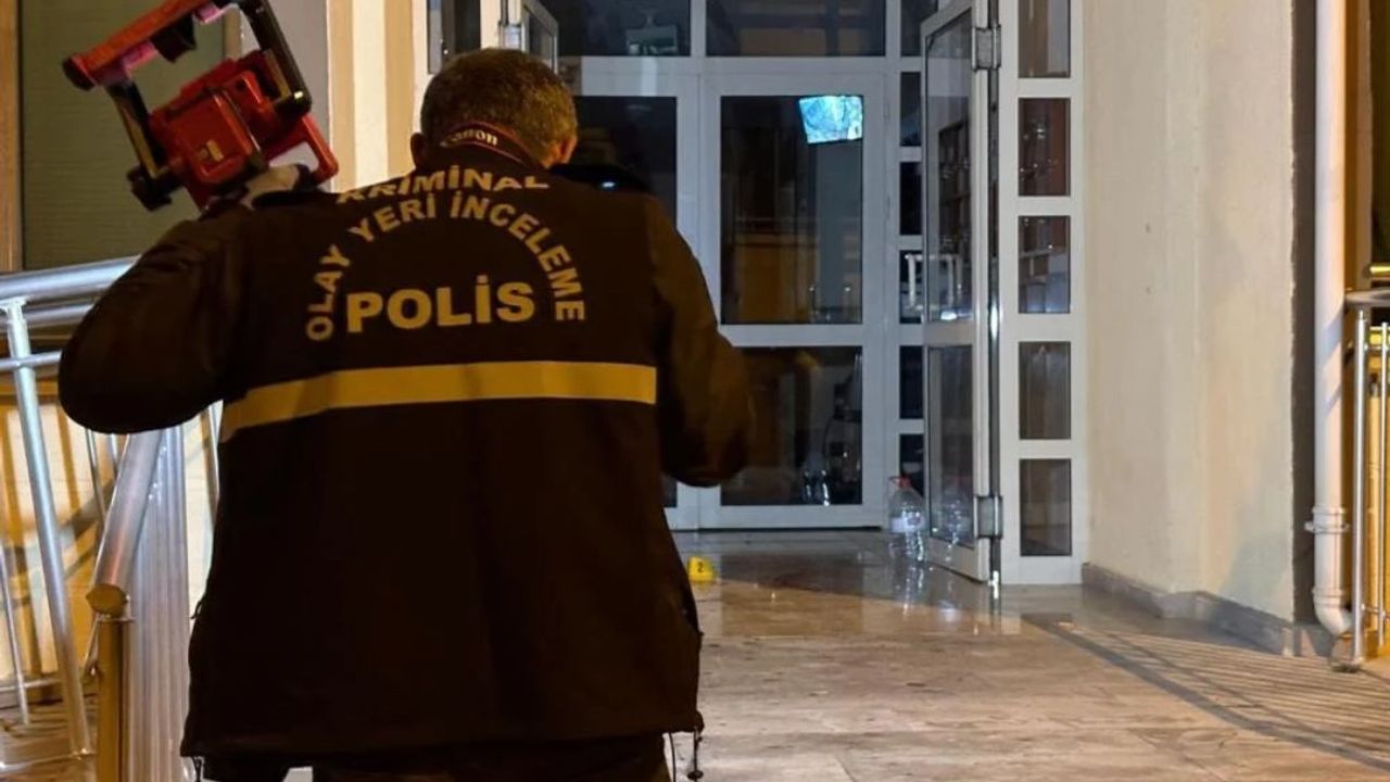 Kayseri'de apartman girişinde bıçaklı kavga! 2 kişi hastanelik oldu